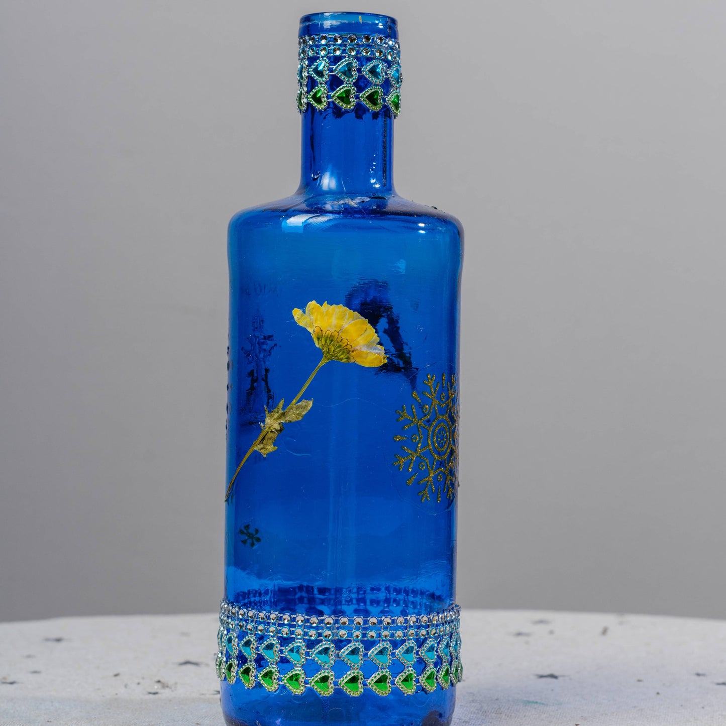 Garrafa artesanal azul com detalhes naturais