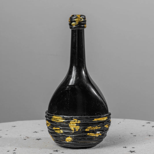 Garrafa preta com detalhes dourados