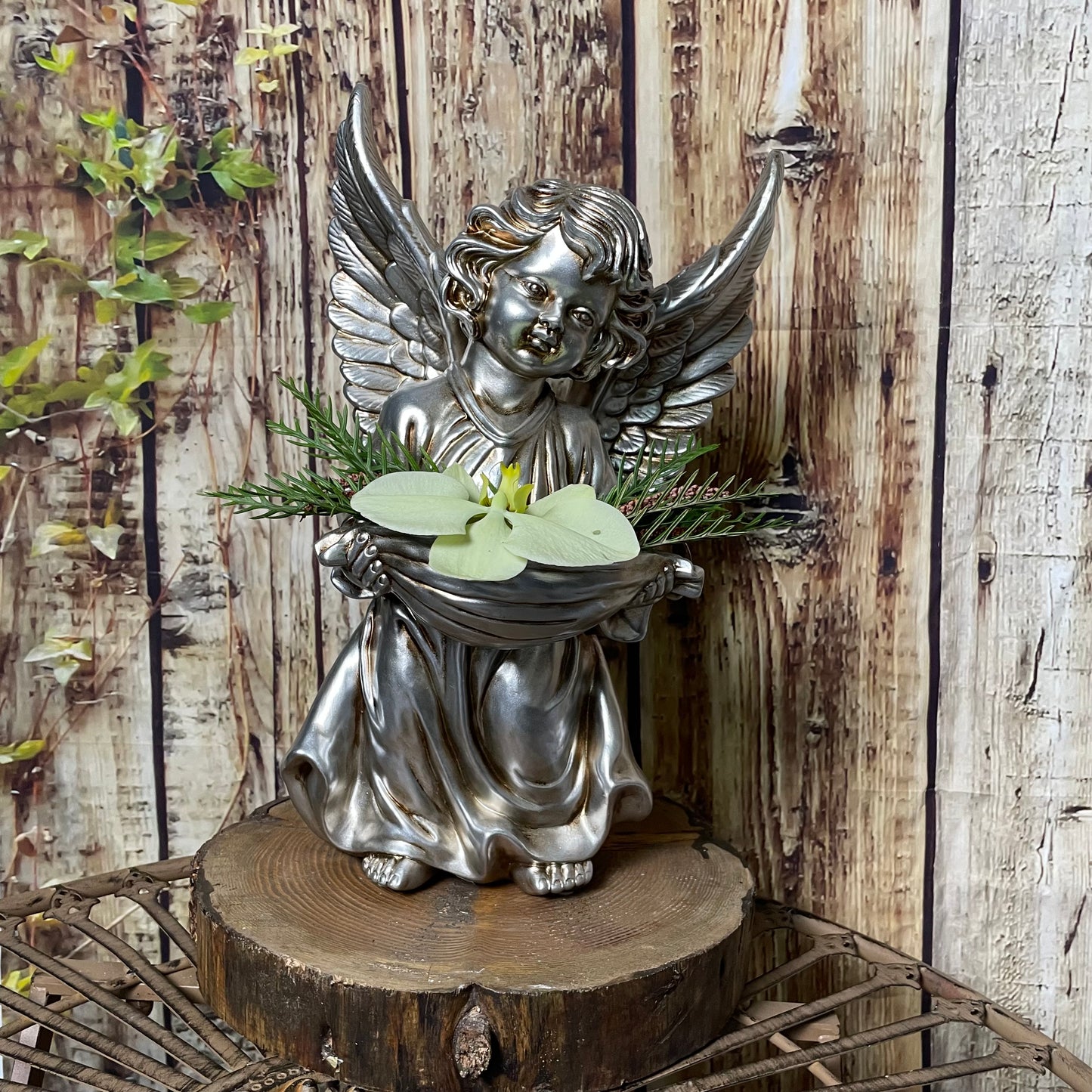 Anjo com concha na mão