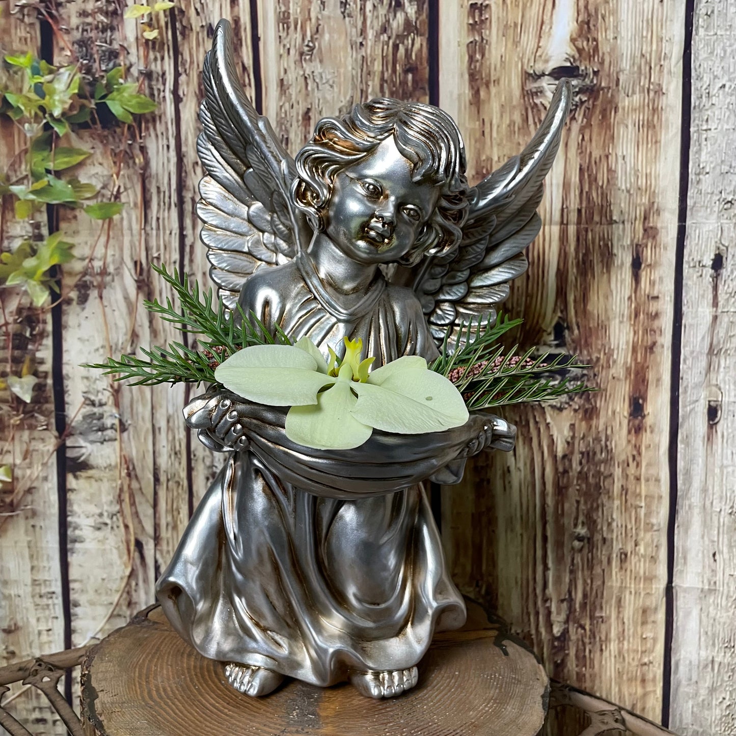 Anjo com concha na mão