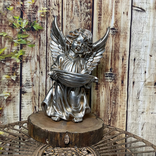 Anjo com concha na mão