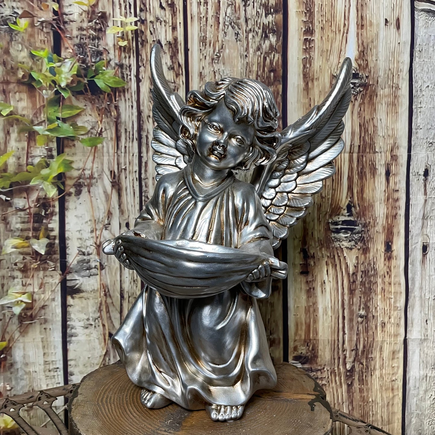 Anjo com concha na mão