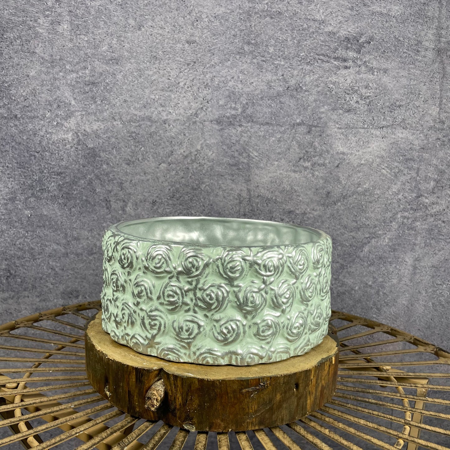 Taça redonda verde-água com flores