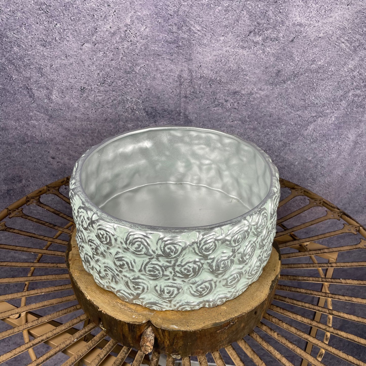 Taça redonda verde-água com flores