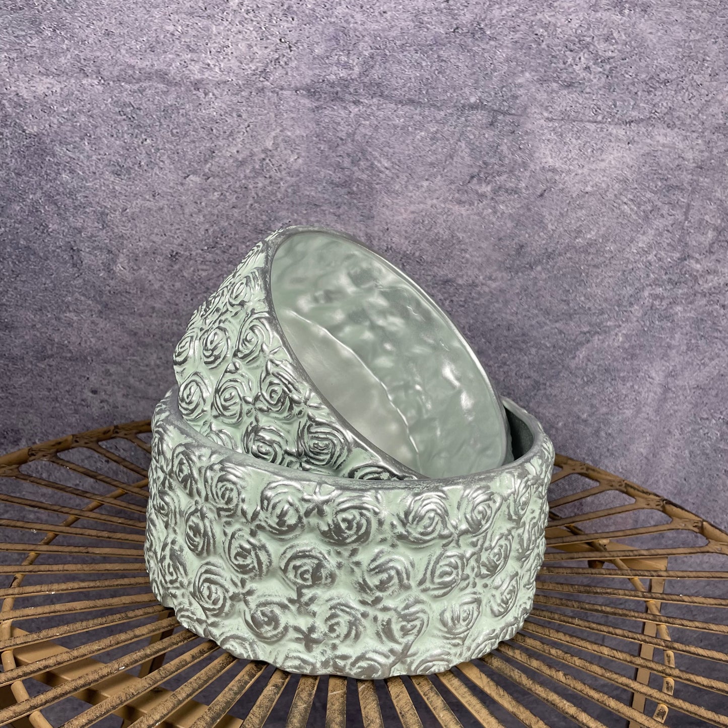 Taça redonda verde-água com flores